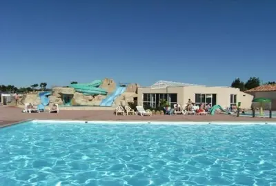 Piscine de l'établissement Mobil-home Dan Dom ou située à proximité