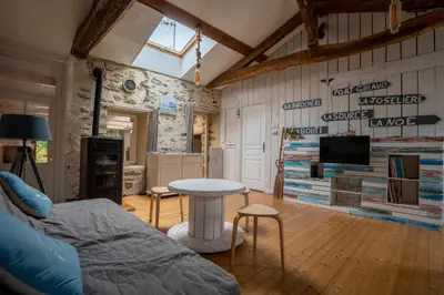 Télévision ou salle de divertissement dans l'établissement maison tartifume