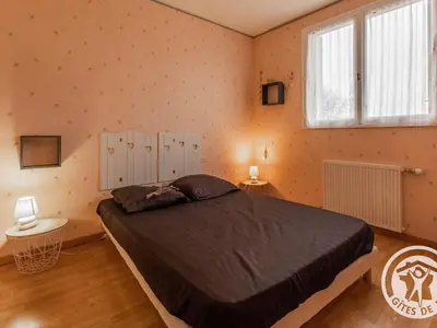 Un ou plusieurs lits dans un hébergement de l'établissement Gîte familial avec belle cour, 3 chambres, proche vignobles et activités, au calme en campagne angevine - FR-1-622-11