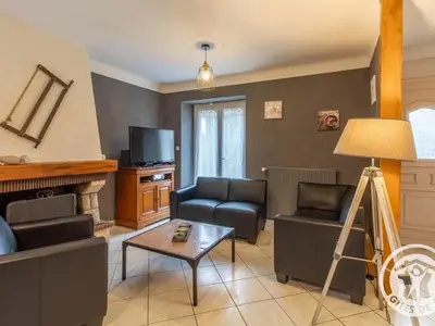 Coin salon dans l'établissement Gîte familial avec belle cour, 3 chambres, proche vignobles et activités, au calme en campagne angevine - FR-1-622-11
