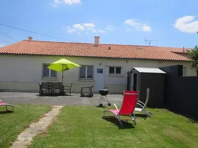 Jardin de l'établissement Gîte familial avec belle cour, 3 chambres, proche vignobles et activités, au calme en campagne angevine - FR-1-622-11