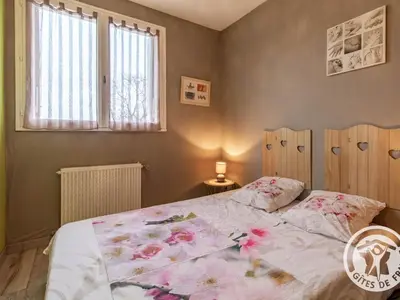 Un ou plusieurs lits dans un hébergement de l'établissement Gîte familial avec belle cour, 3 chambres, proche vignobles et activités, au calme en campagne angevine - FR-1-622-11