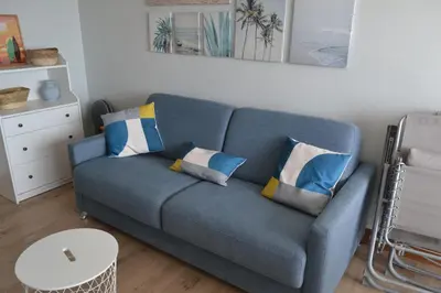 Coin salon dans l'établissement Appartement studio vue mer les pieds dans l'eau