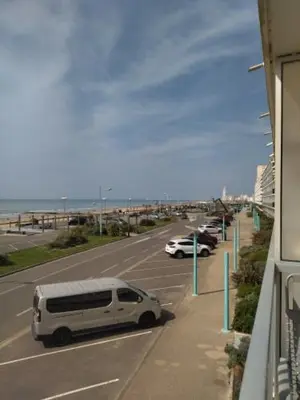 Vue générale sur la mer ou vue sur la mer prise depuis l'appartement