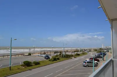 Vue générale sur la mer ou vue sur la mer prise depuis l'appartement