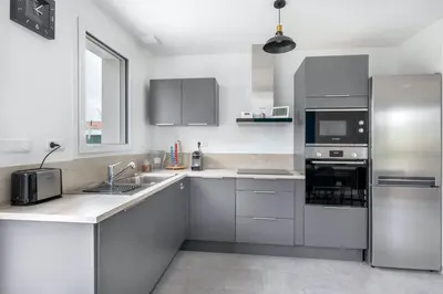 Cuisine ou kitchenette dans l'établissement Maison moderne pour 7 personnes à Saint-Michel-Chef-Chef