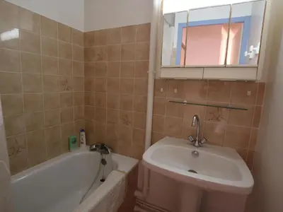 Salle de bains dans l'établissement Maison de vacances à 50m de la mer - 4 personnes - FR-1-364-104