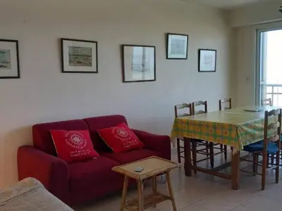 Coin salon dans l'établissement Appartement 2 chambres pour 6 personnes à Saint-Jean-de-Monts - FR-1-323-246