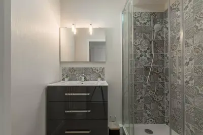Salle de bains dans l'établissement Logement confort moderne au pied du Front de Mer
