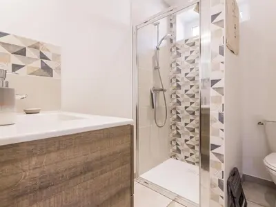 Salle de bains dans l'établissement Maison familiale moderne, 300m du centre, 500m de la mer, WIFI gratuit, draps inclus. - FR-1-306-1206