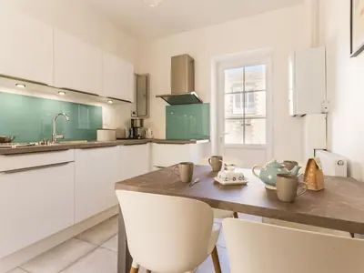 Cuisine ou kitchenette dans l'établissement Maison familiale moderne, 300m du centre, 500m de la mer, WIFI gratuit, draps inclus. - FR-1-306-1206