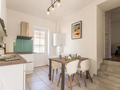 Cuisine ou kitchenette dans l'établissement Maison familiale moderne, 300m du centre, 500m de la mer, WIFI gratuit, draps inclus. - FR-1-306-1206