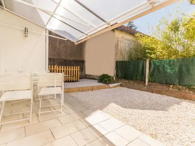 Terrasse ou espace extérieur de l'établissement Maison familiale moderne, 300m du centre, 500m de la mer, WIFI gratuit, draps inclus. - FR-1-306-1206
