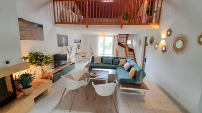 Coin salon dans l'établissement L'ESCAPADE maison 3 chambres plus mezzanine 8 à 10 personnes
