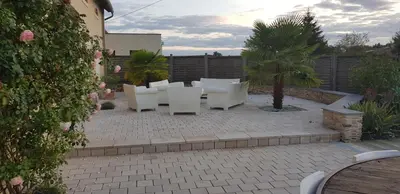 Jardin de l'établissement Maison de Campagne de charme avec piscine privée classée 3 étoiles
