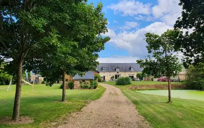 Jardin de l'établissement Maison de Campagne de charme avec piscine privée classée 3 étoiles
