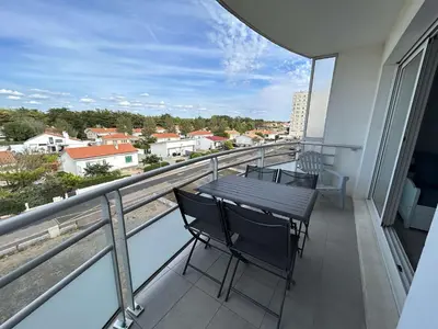 Balcon ou terrasse dans l'établissement Studio lumineux avec grand balcon à Saint-Jean-de-Monts - 4 couchages - FR-1-224C-176