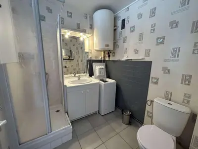 Salle de bains dans l'établissement Studio lumineux avec grand balcon à Saint-Jean-de-Monts - 4 couchages - FR-1-224C-176
