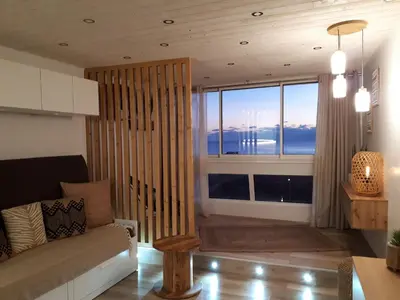 Coin salon dans l'établissement Magnifique Studio Face Mer avec Place Privative.