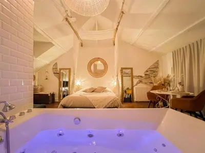 Un ou plusieurs lits dans un hébergement de l'établissement Love Room Bohème Les Petits Plaisirs