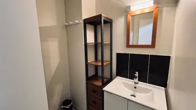 Salle de bains dans l'établissement Appartement des becs, T3 convivialité marine