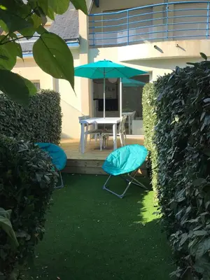 Jardin de l'établissement Studio Les Pétrels avec terrasse et jardinet à 2 pas de la plage