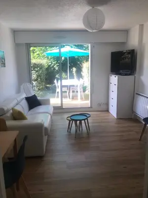 Télévision ou salle de divertissement dans l'établissement Studio Les Pétrels avec terrasse et jardinet à 2 pas de la plage