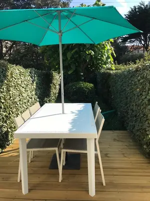 Jardin de l'établissement Studio Les Pétrels avec terrasse et jardinet à 2 pas de la plage