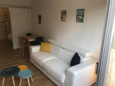 Coin salon dans l'établissement Studio Les Pétrels avec terrasse et jardinet à 2 pas de la plage