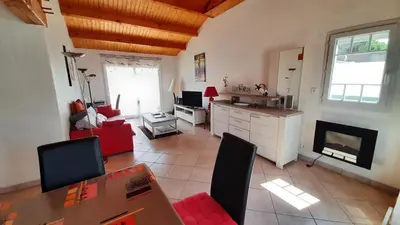 Coin salon dans l'établissement Maison de ville au calme, de plain pied, 2 chambres