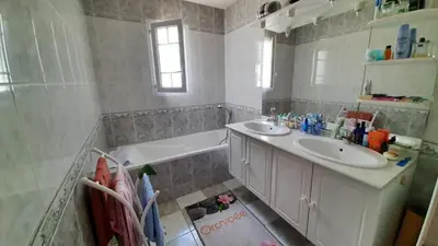 Salle de bains dans l'établissement Maison de ville au calme, de plain pied, 2 chambres