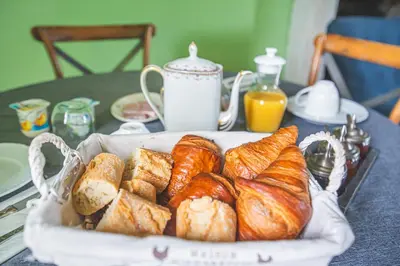 Options de petit-déjeuner proposées aux clients de l'établissement la Fontaine du Mont