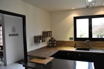 Cuisine ou kitchenette dans l'établissement A la croisée des Meuniers à 5 mn du PUY du FOU