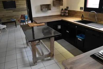 Cuisine ou kitchenette dans l'établissement A la croisée des Meuniers à 5 mn du PUY du FOU