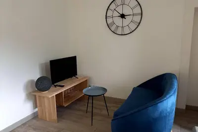 Télévision ou salle de divertissement dans l'établissement Gîte 