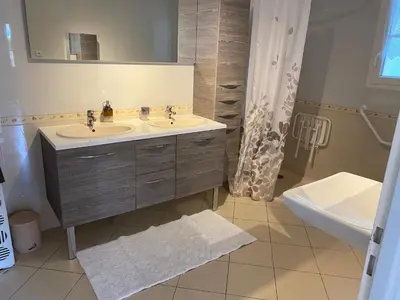 Salle de bains dans l'établissement Vendée - Maison de Vacances