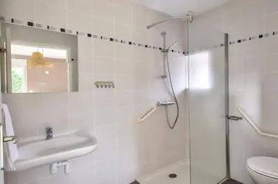Salle de bains dans l'établissement NOCNOC - Gîte du Vieux Pressoir, piscine chauffée et couverte