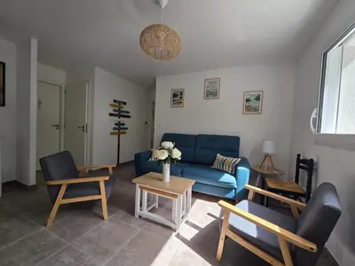 Coin salon dans l'établissement Appartement neuf 62 m², 5 couchages, à 250 m de la plage - balcon, jardin privé, et parking inclus - FR-1-364-111