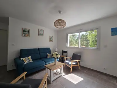 Coin salon dans l'établissement Appartement neuf 62 m², 5 couchages, à 250 m de la plage - balcon, jardin privé, et parking inclus - FR-1-364-111