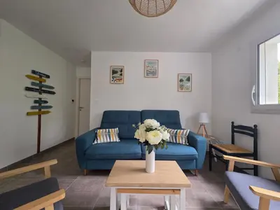 Coin salon dans l'établissement Appartement neuf 62 m², 5 couchages, à 250 m de la plage - balcon, jardin privé, et parking inclus - FR-1-364-111