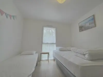 Un ou plusieurs lits dans un hébergement de l'établissement Appartement neuf 62 m², 5 couchages, à 250 m de la plage - balcon, jardin privé, et parking inclus - FR-1-364-111