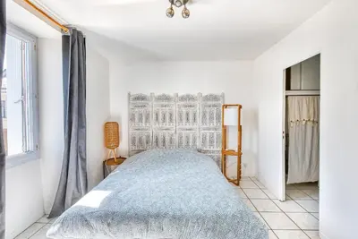 Un ou plusieurs lits dans un hébergement de l'établissement MONKEY PARADISE Bel appartement vue LOIRE