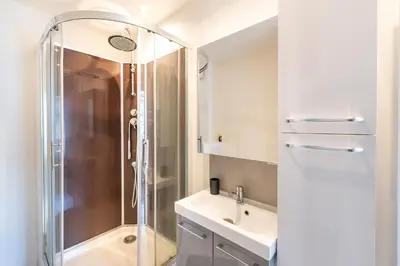 Salle de bains dans l'établissement MONKEY PARADISE Bel appartement vue LOIRE