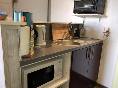 Cuisine ou kitchenette dans l'établissement Charmant T2 rénové, 4 couchages, parking privé, 200m plage, balcon, meublé tourisme 2 étoiles - FR-1-224C-179