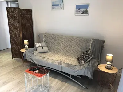 Coin salon dans l'établissement Charmant T2 rénové, 4 couchages, parking privé, 200m plage, balcon, meublé tourisme 2 étoiles - FR-1-224C-179