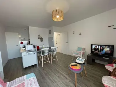 Cuisine ou kitchenette dans l'établissement Appartement rénové à neuf, 4 couchages, balcon ensoleillé, parking privé, proche plage et commerces - FR-1-224C-173
