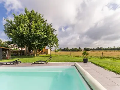 Piscine de l'établissement Cabane au cœur du Vignoble Nantais avec piscine privative chauffée - FR-1-306-1210 ou située à proximité