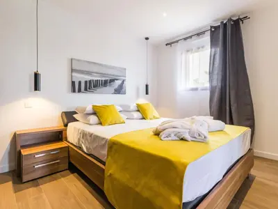 Un ou plusieurs lits dans un hébergement de l'établissement Gîtes avec piscine chauffée proche plage. Jardin, spa, BBQ, Wifi. Ch. bébé incluse - FR-1-306-1209