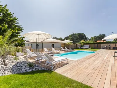 Piscine de l'établissement Gîtes avec piscine chauffée proche plage. Jardin, spa, BBQ, Wifi. Ch. bébé incluse - FR-1-306-1209 ou située à proximité