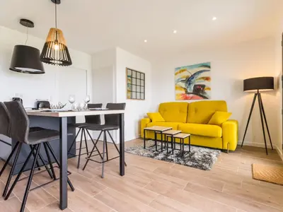 Coin salon dans l'établissement Gîtes avec piscine chauffée proche plage. Jardin, spa, BBQ, Wifi. Ch. bébé incluse - FR-1-306-1209